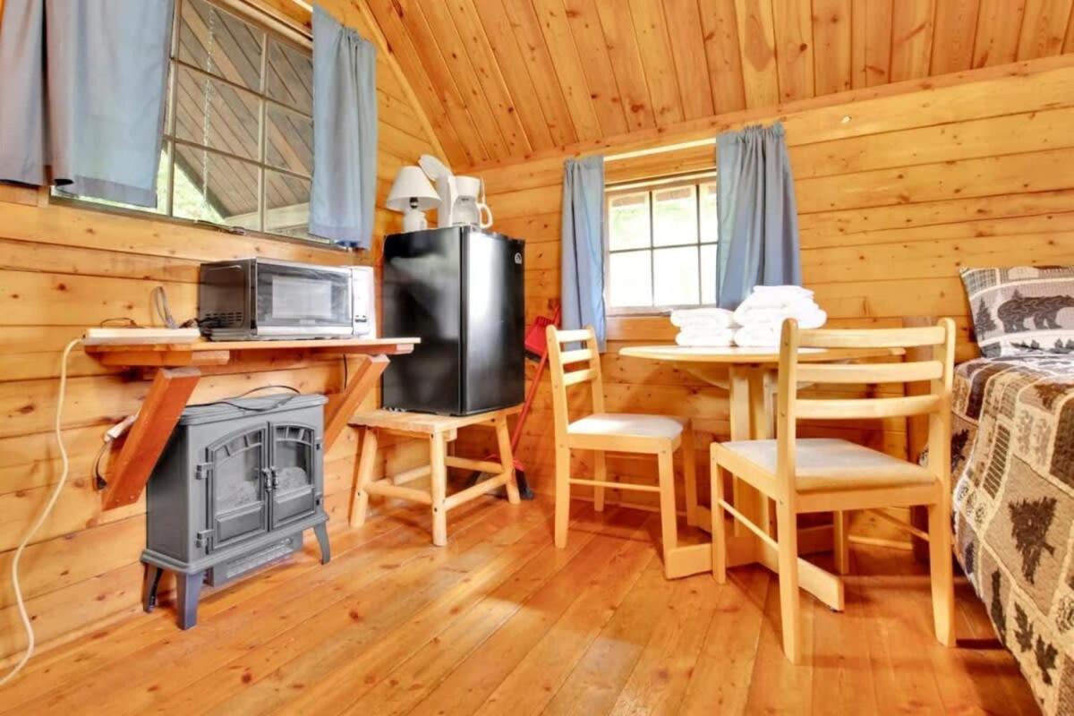 Lovely Rustic Cabin In Bloomington Extérieur photo