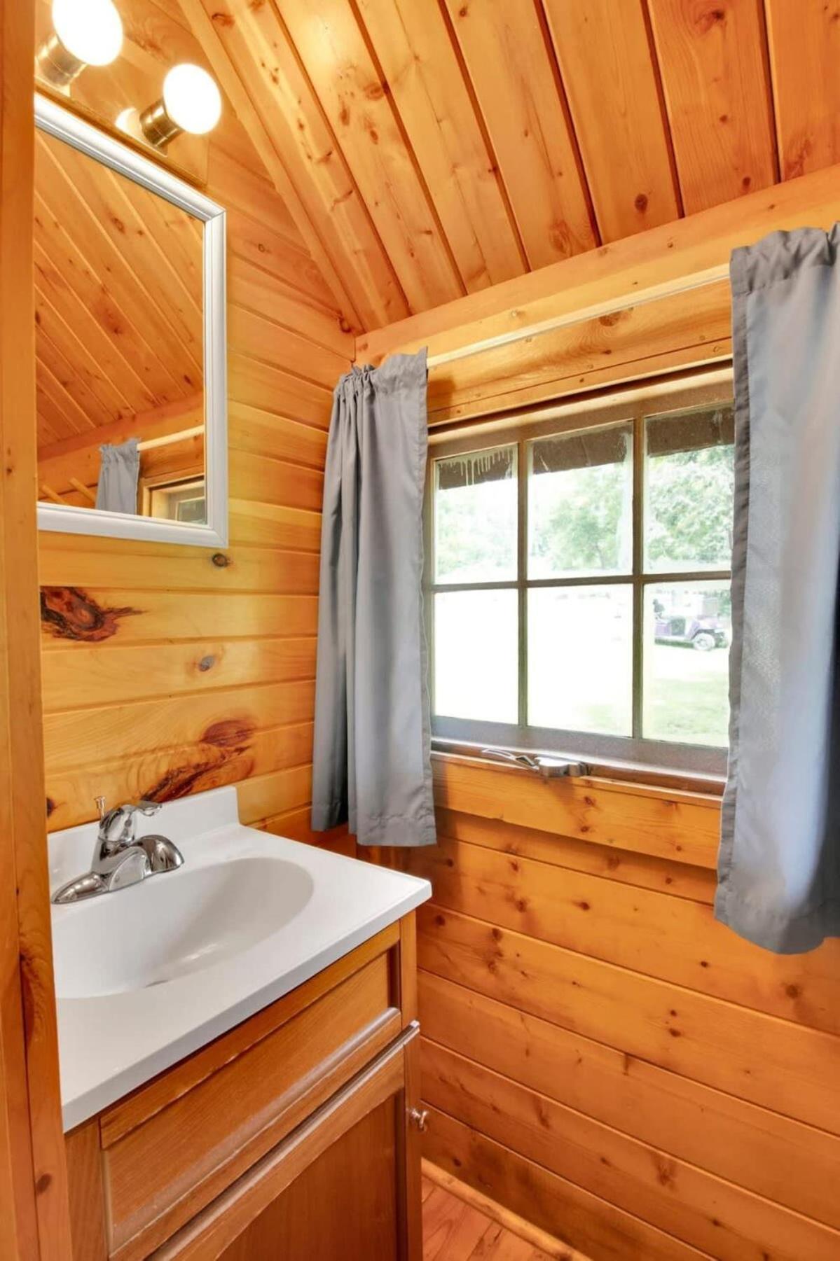 Lovely Rustic Cabin In Bloomington Extérieur photo